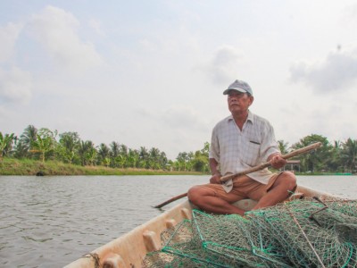 Nuôi tôm ở Kiên Giang gặp trời nắng nóng, có nhà tôm đã to to rồi mà chết gần hết, đến khổ
